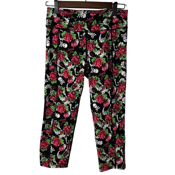 Betsey Johnson Performance Women’s Skull and Roses Capris Leggings Size M - Picture 1 of 4
